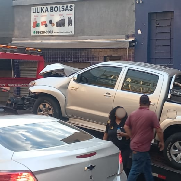 Carro Gol e caminhão Iveco com danos após colisão