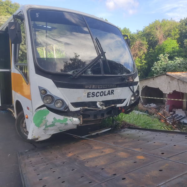 Apucarana abre processo administrativo para apurar acidente com ônibus escolar
