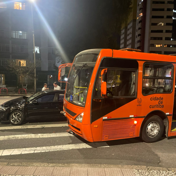 Acidente com biarticulado causa bloqueio no Terminal Cabral