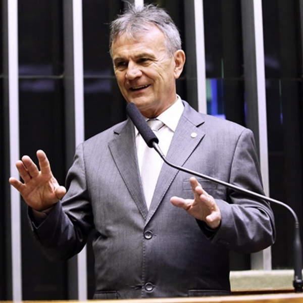 Quase metade dos vereadores de Curitiba trocam de partido durante filiação partidária