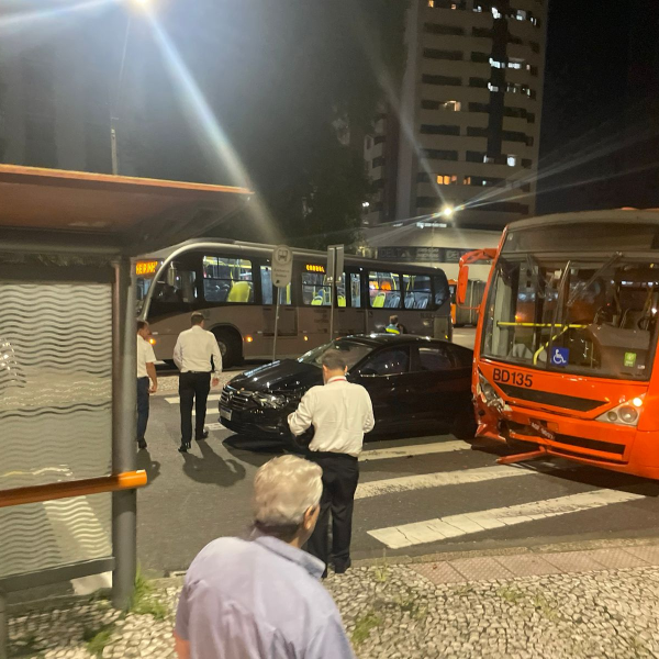 Acidente com biarticulado causa bloqueio no Terminal Cabral