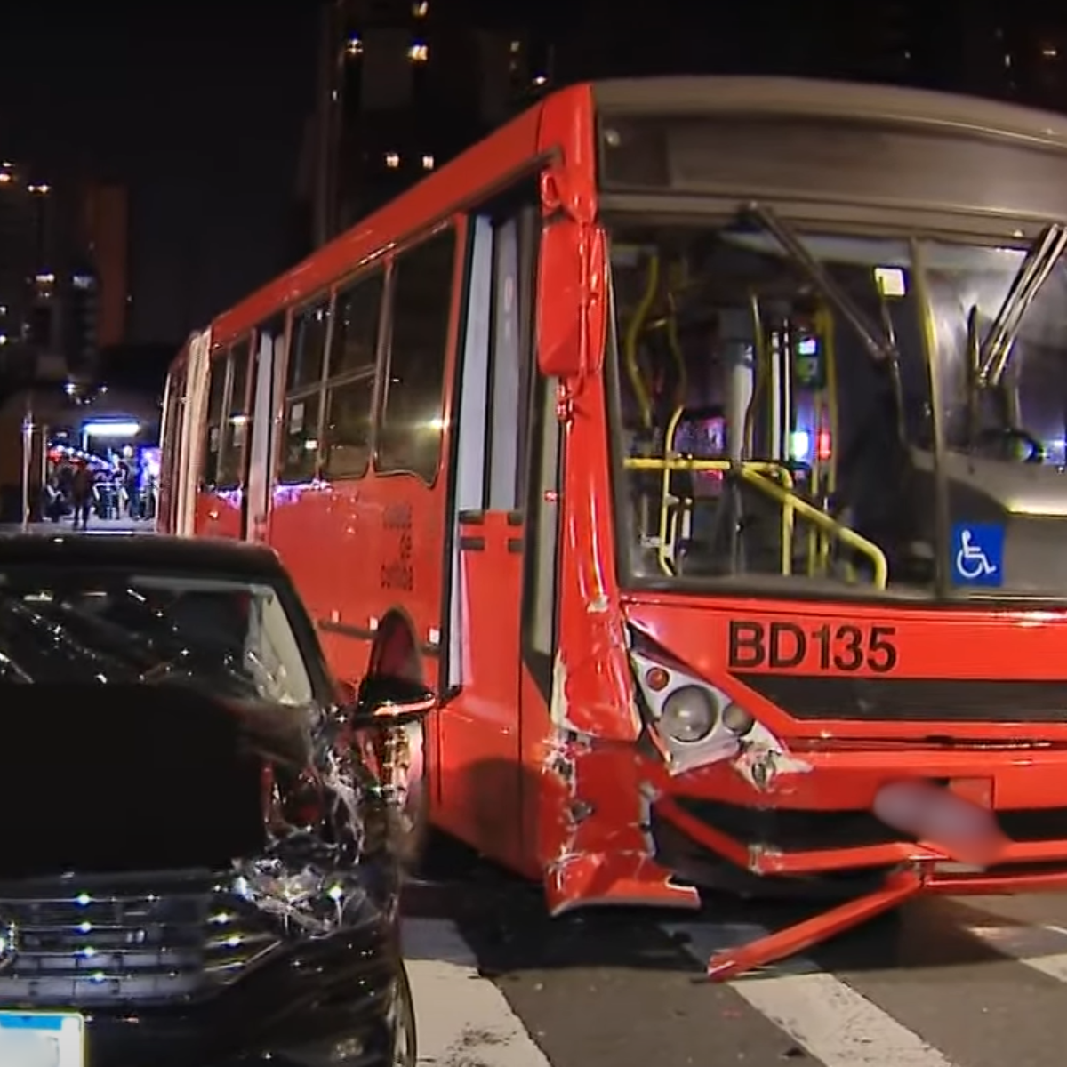  Acidente com biarticulado causa bloqueio no Terminal Cabral 