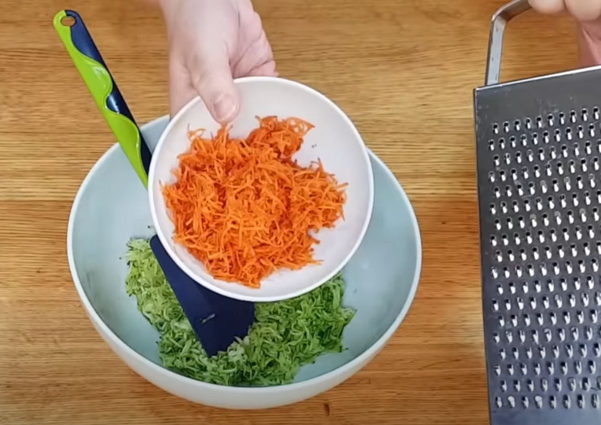 Cenoura e abobrinha são dois ingredientes desse prato saudável