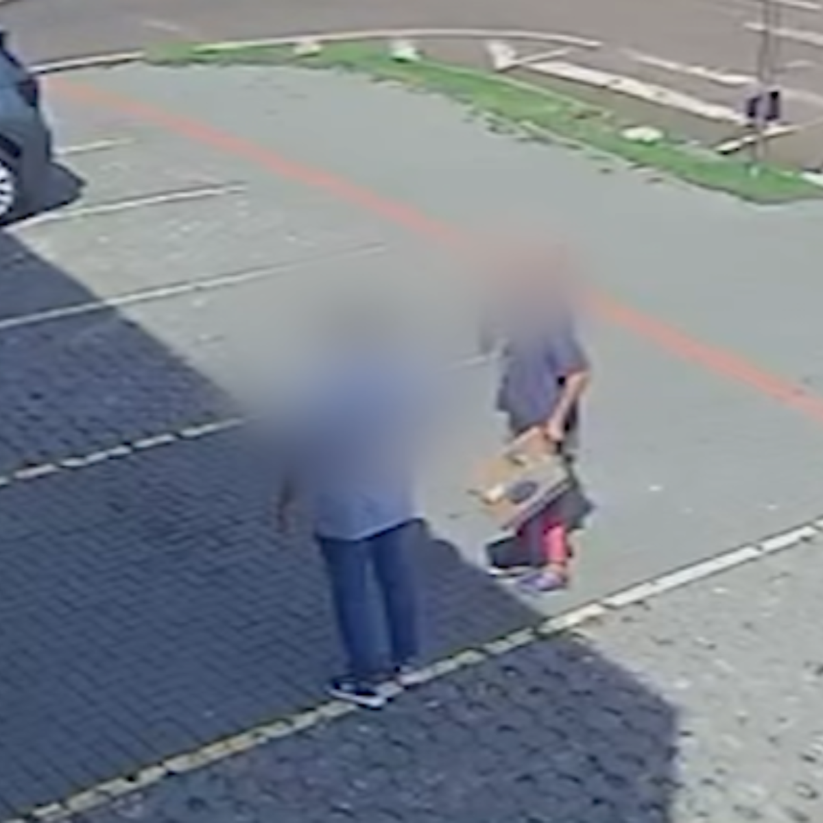 Câmera registra momento em que mulher entrega suposta bomba para funcionário
