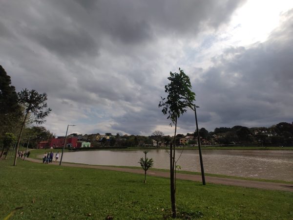 Maringá ultrapassa média histórica de chuva em outubro; veja lista da região