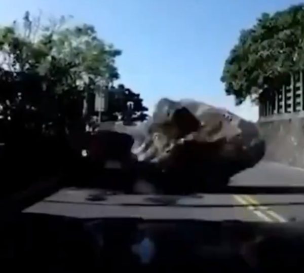 VÍDEO: Carro é esmagado por pedra durante terremoto em Taiwan