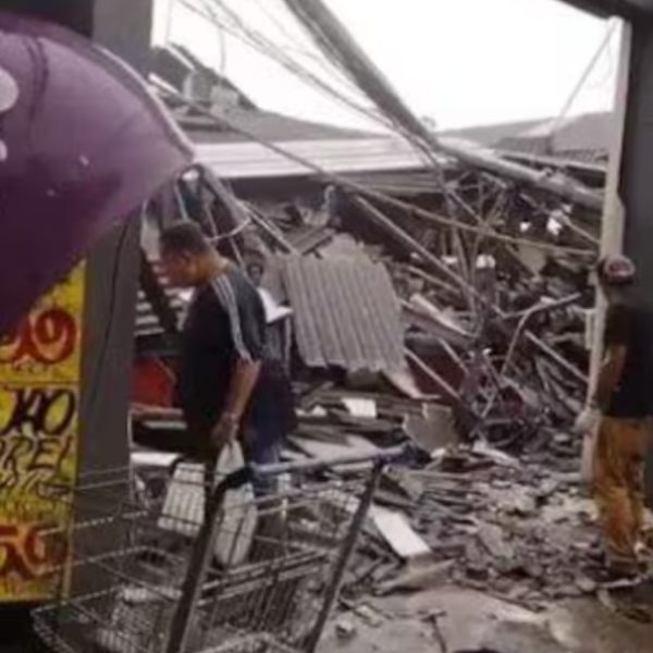  Teto de supermercado desaba e ao menos 11 pessoas ficam feridas 