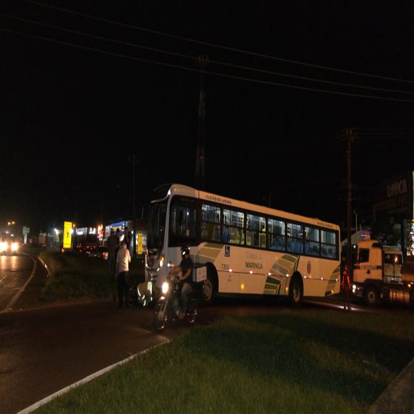 Foto mostra o Transporte Coletivo da Cidade Canção na rodovia à noite. Motorista do ônibus e equipes de socorro avaliando a cena da colisão.