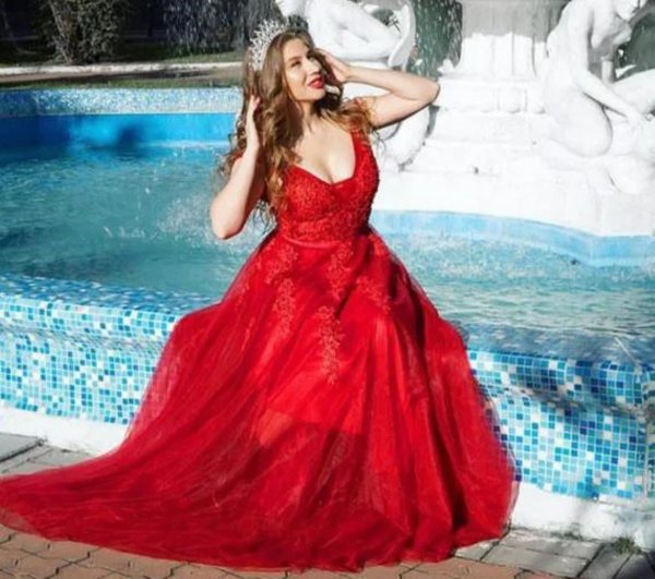 mulher usando vestido vermelho posando para foto