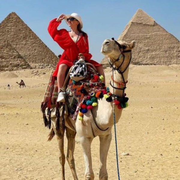 mulher montada em camelo no Egito