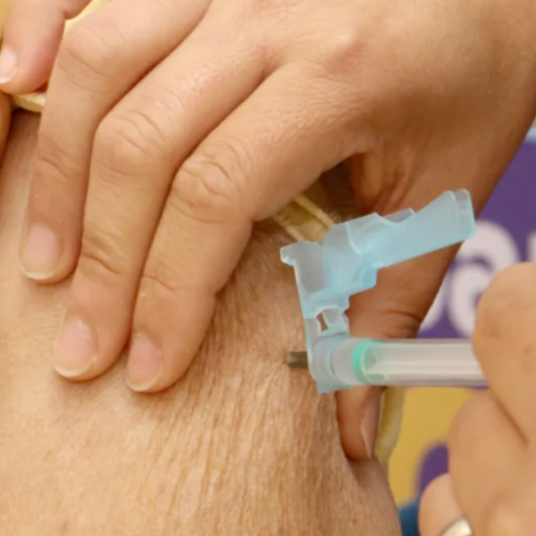 Profissional da saúde aplica vacina contra covid-19 em homem