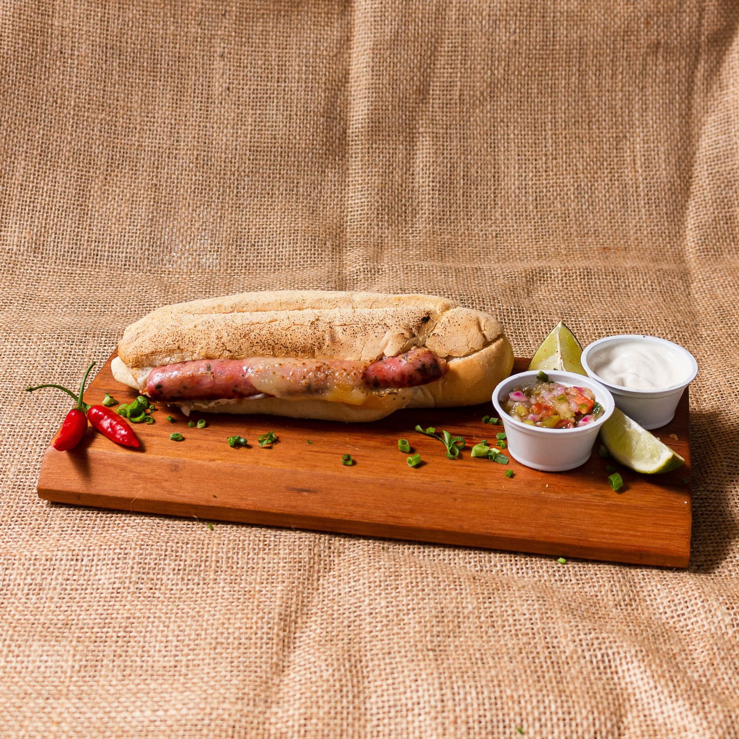  Pão baguete com creme de alho, vinagrete maravilha, linguiça de pernil levemente apimentada e provolone 