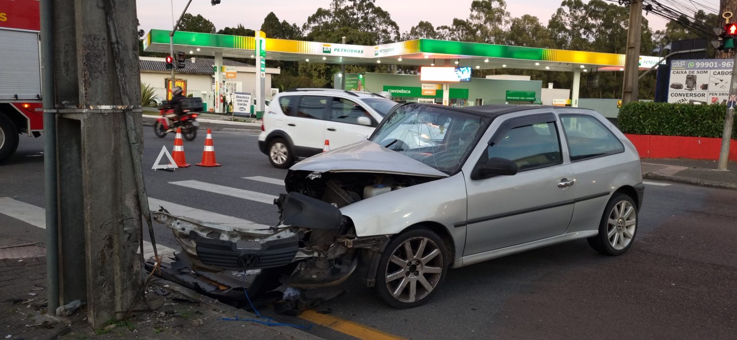 Motorista de Gol prata perdeu o controle após ser atingido por outro carro e bateu em poste na Avenida Anita Garibaldi