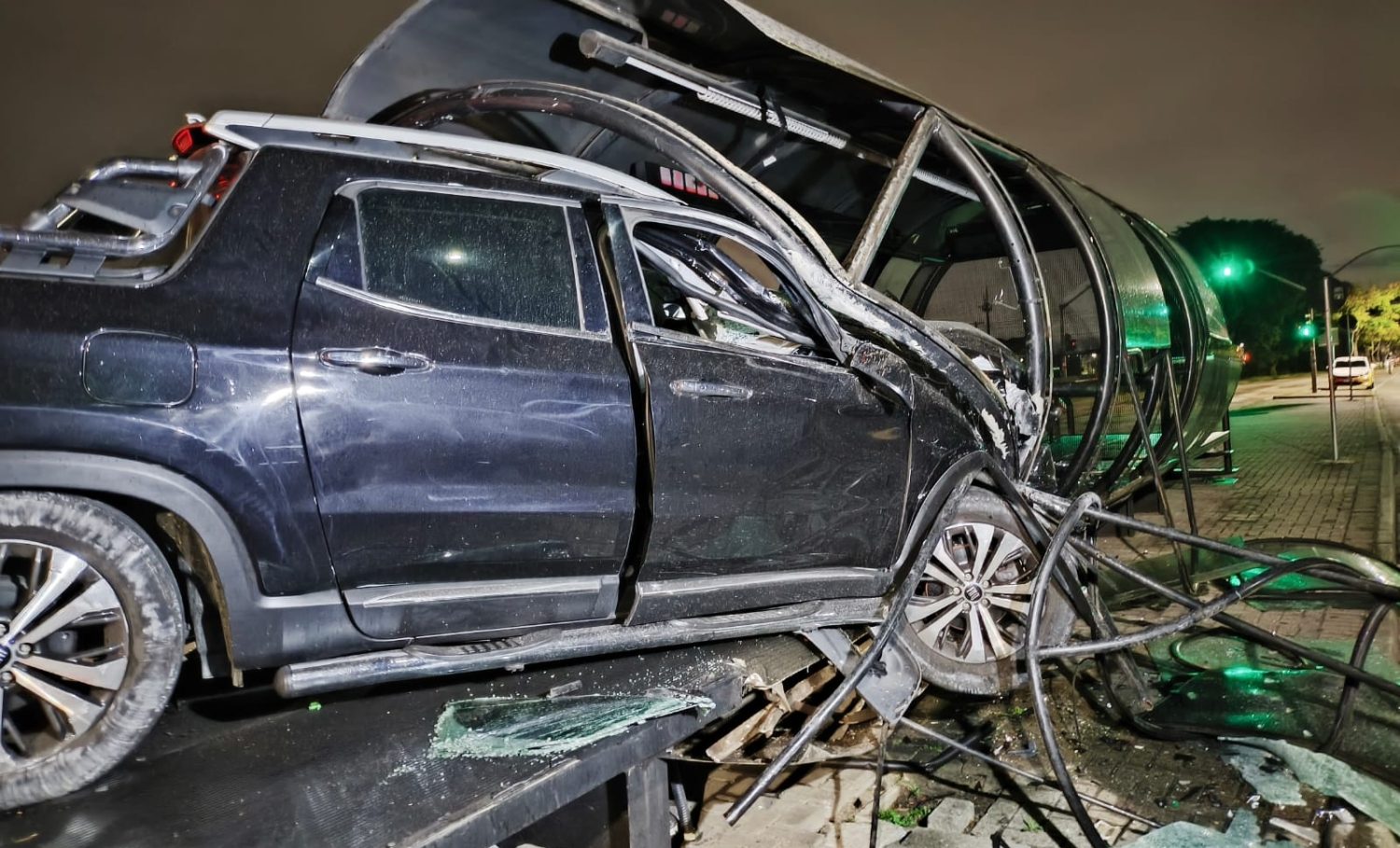 Motorista invadiu e destruiu estação-tubo, em acidente, em Curitiba 