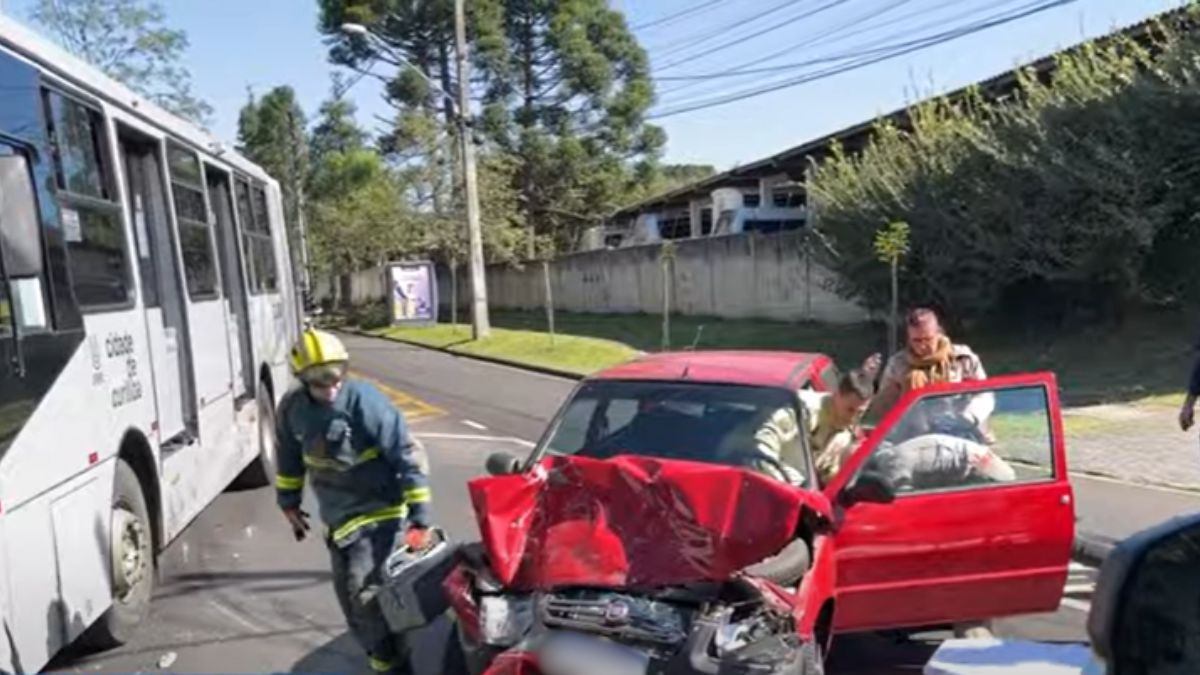 Motorista fica ferida após acidente entre carro e ônibus Ligeirinho em Curitiba