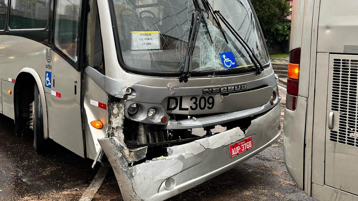 Acidente com colisão traseira entre ônibus causa transtorno em Curitiba