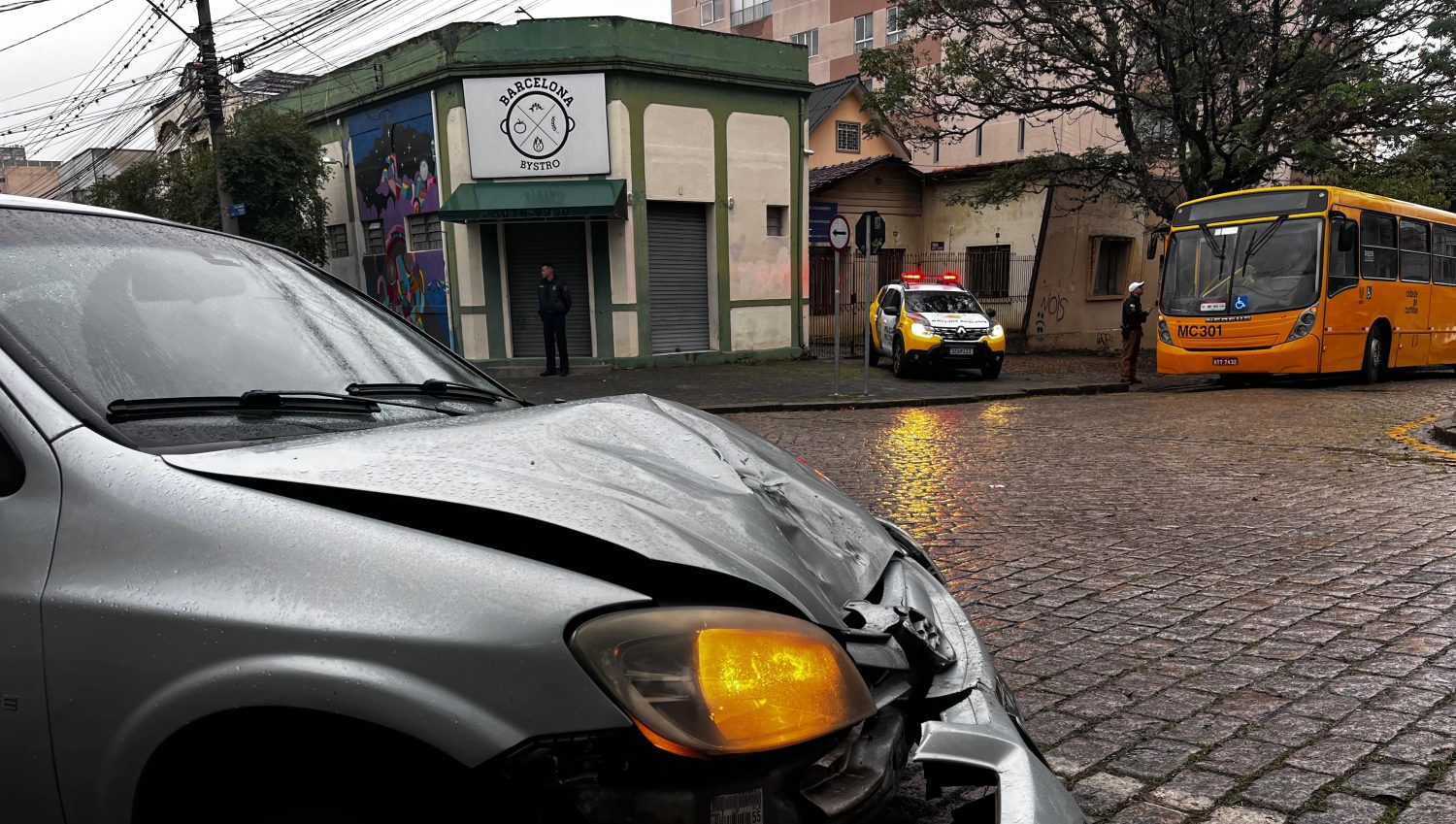 Motorista do ônibus perseguiu o Celta pelas ruas de Curitiba 