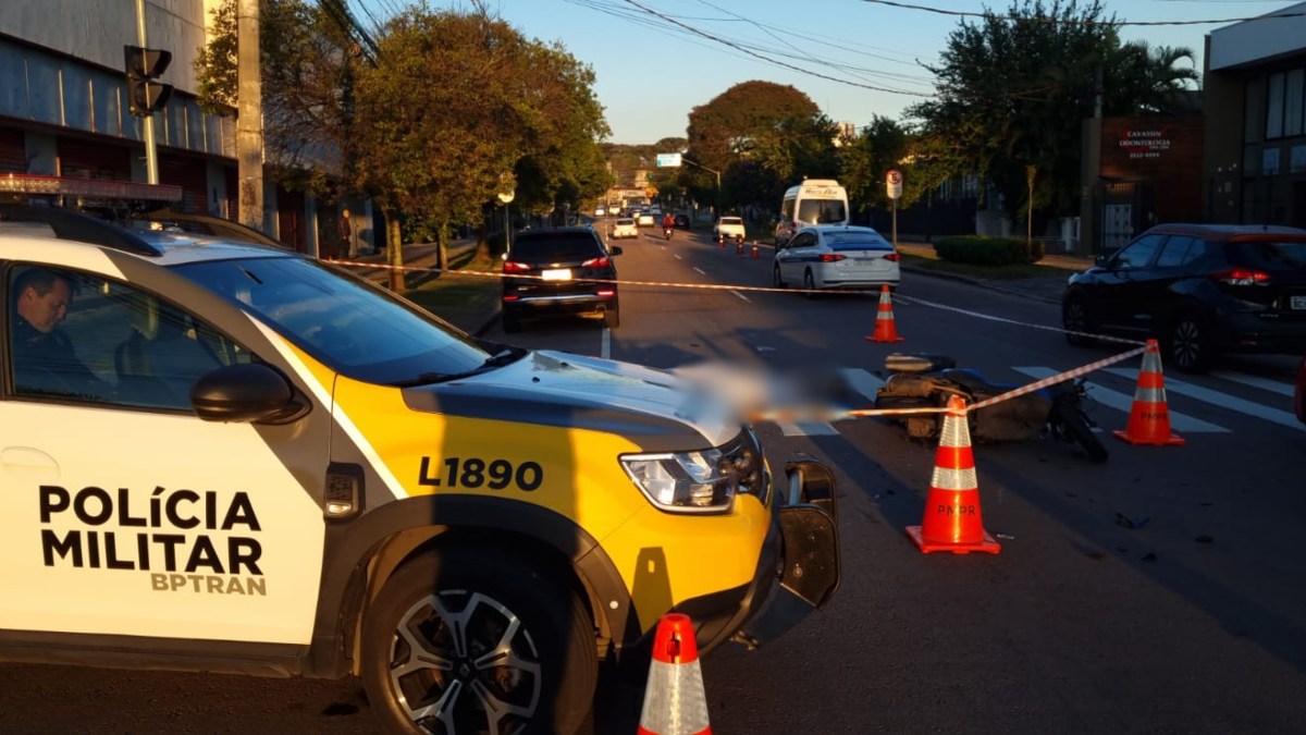 Acidente com carro de policial termina com morte de motociclista, em Curitiba
