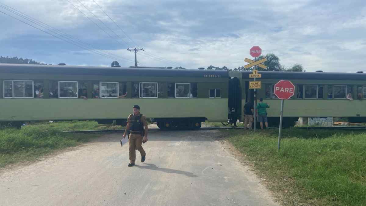 Caminhão-tanque  carregado com óleo diesel bate em trem de passageiros em Piraquara