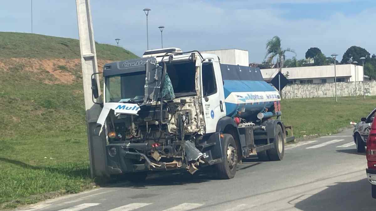Caminhão-tanque carregado com óleo diesel bate em trem de passageiros em Piraquara