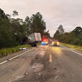 Colisão entre dois caminhões causa uma morte na BR-153, em Imbituva