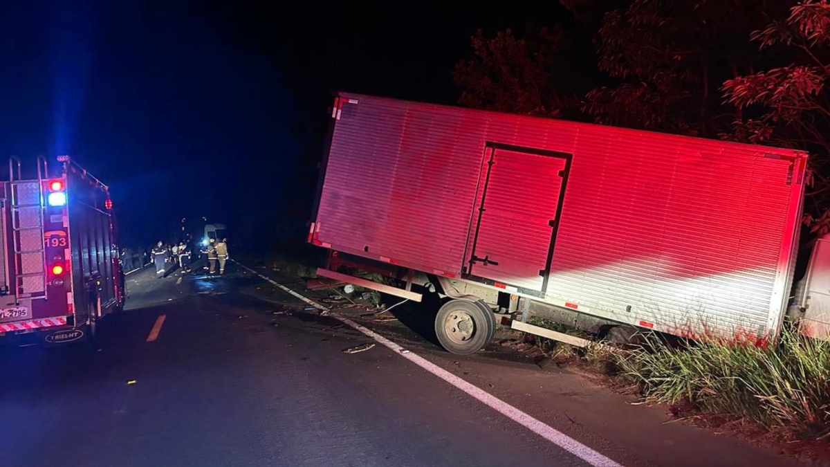 Colisão entre dois caminhões causa uma morte na BR-153, em Imbituva