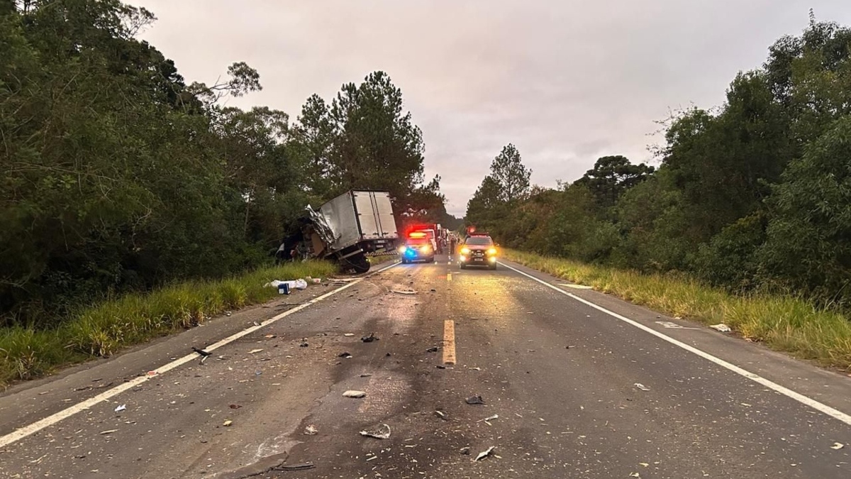 Colisão entre dois caminhões causa uma morte na BR-153, em Imbituva