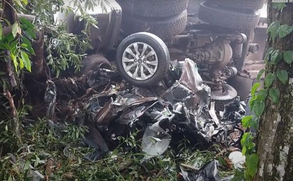 Família morre após adolescente dormir ao volante e carro cair de penhasco