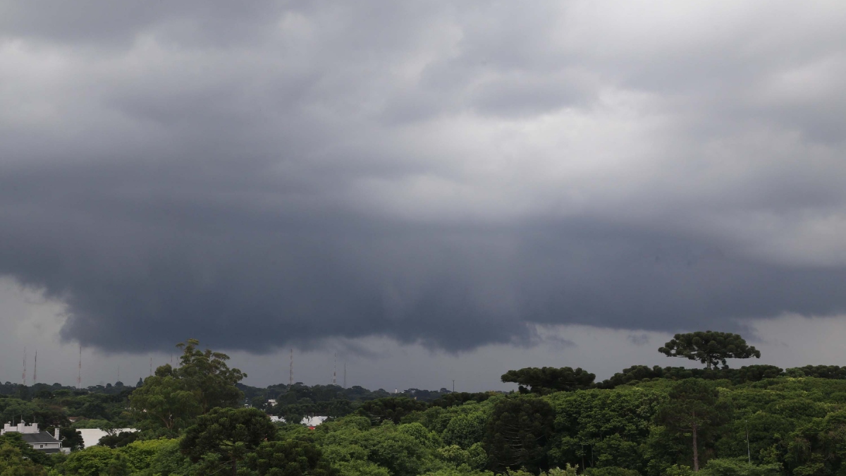 Alerta Laranja de temporal no Paraná 