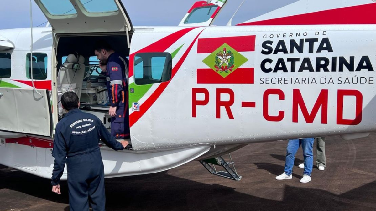 Bebê de 17 dias é trazido e avião para o Hospital Pequeno Príncipe