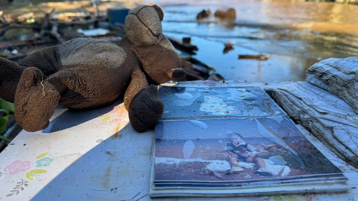 Objetos pessoais encontrados após as enchentes em Porto Alegre (Foto: Brayan Valêncio)