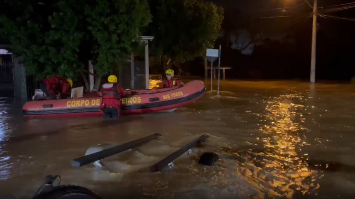 Bombeiros do Paraná resgatam vítimas de enchentes no Rio Grande do Sul