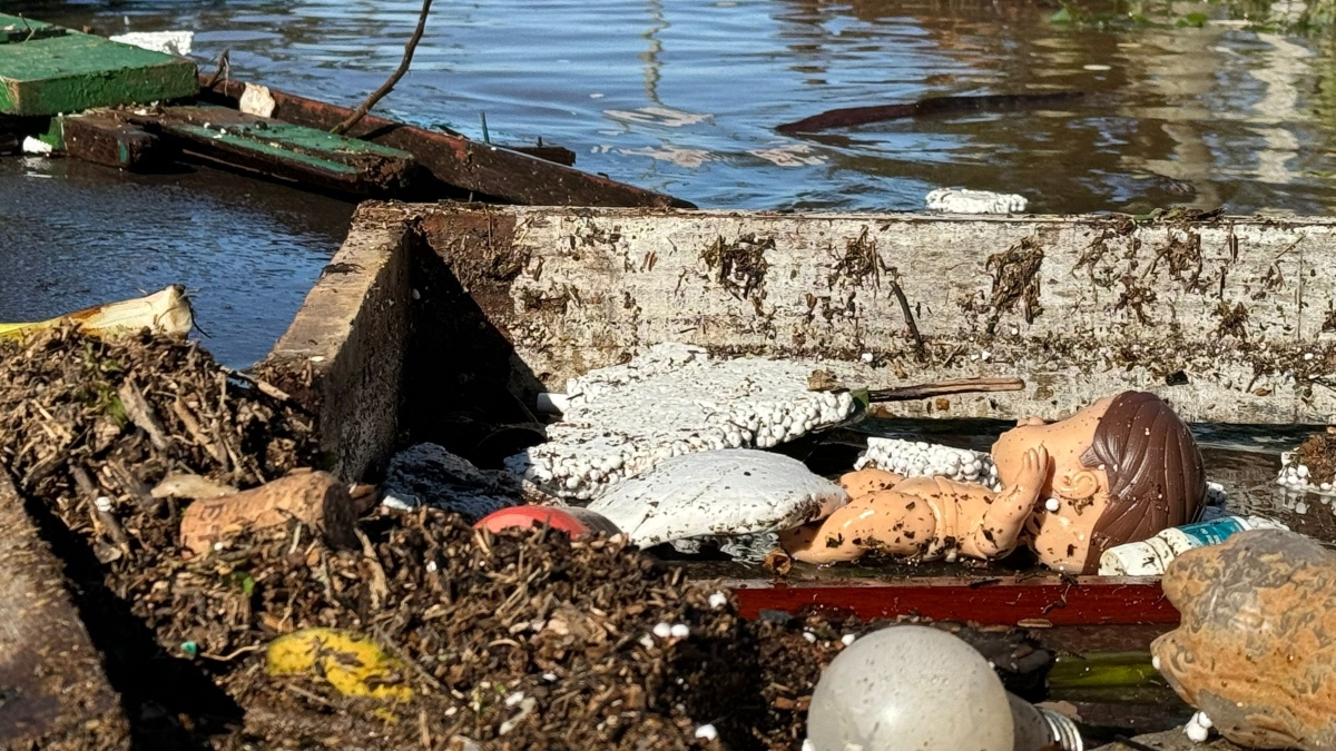 Objetos pessoais encontrados após as enchentes em Porto Alegre