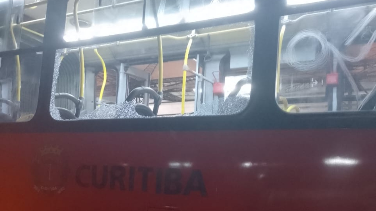 Ônibus é depredado durante briga de torcida em terminal de Curitiba