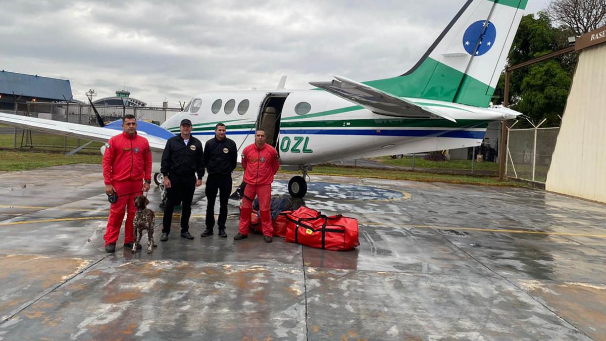 Cães e bombeiros do PR são enviados para ajudar em buscas de desaparecidos no RS