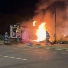 Caminhão do Corpo de Bombeiros pega fogo durante ocorrência no Paraná