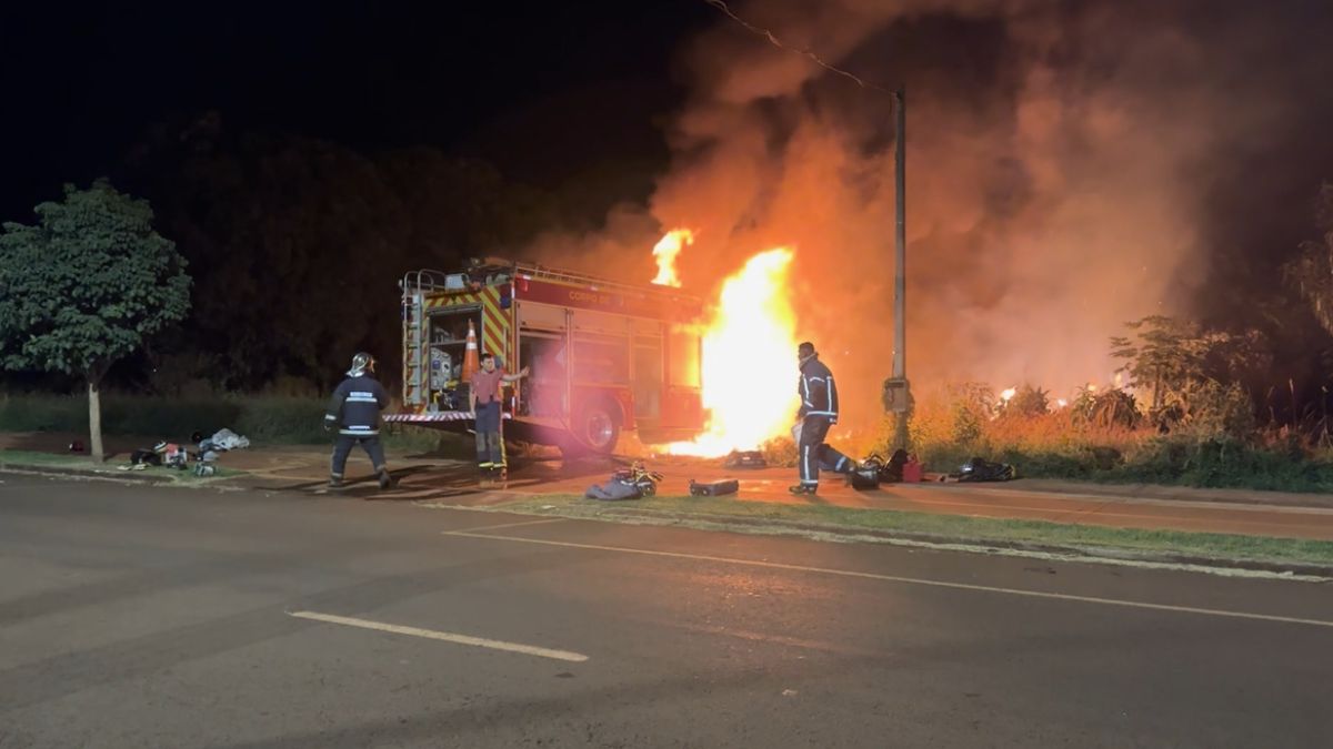 Caminhão do Corpo de Bombeiros pega fogo durante ocorrência no Paraná