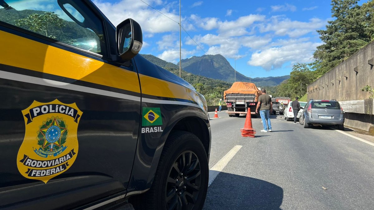 Caminhão pega fogo e dois homens são presos após saquearem a carga na BR-376, em Guaratuba. Lentidão do tráfego causa engavetamento