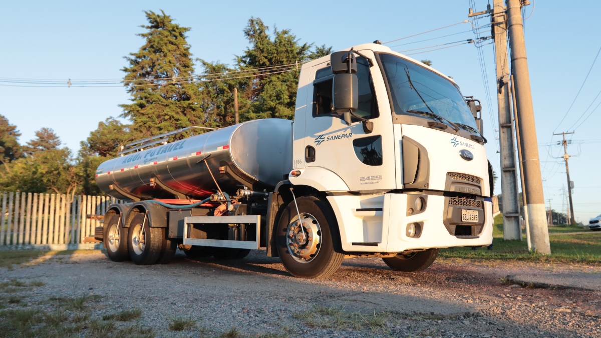 Sanepar envia cinco caminhões-pipa para ajudar a reestabelecer o abastecimento de água no Rio Grande do Sul