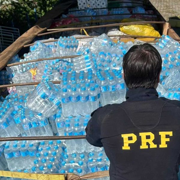 ‘Queria provar que estava limpa’: diz ministro após ser internado por beber água poluída