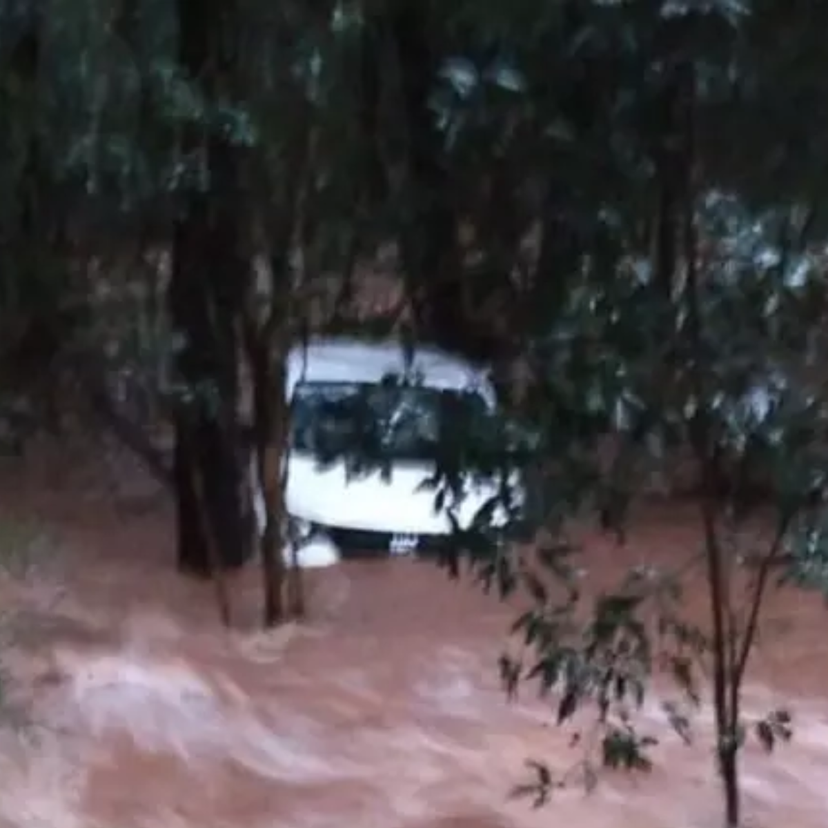  carro furtado arrastado por correnteza em sc 