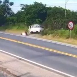 Casal pula de carro em movimento e veículo despenca em ribanceira