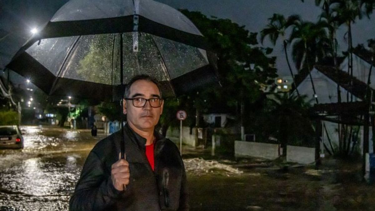 Porto Alegre revive caos com mais chuva e idosa precisa ser resgatada