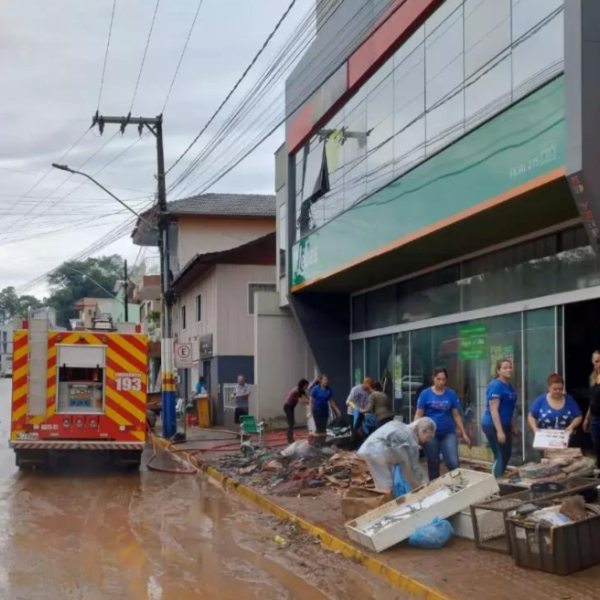 Motoristas tentar atravessar ruas alagadas em São José dos Pinhais