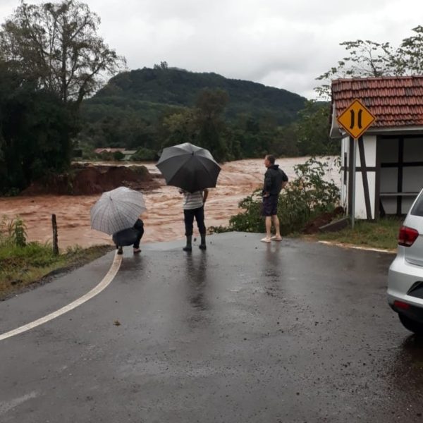 Após temporal, 7,2 mil residências continuam sem energia em todo Paraná