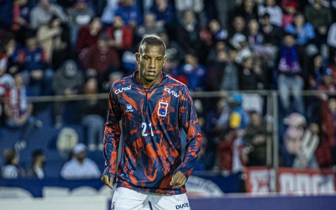 Jogador do Paraná Clube em campo.