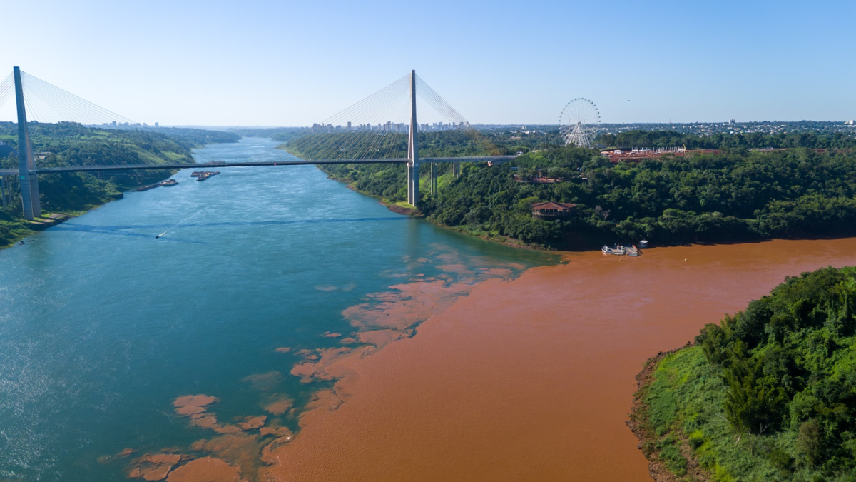 Contraste entre cores dos rios Iguaçu e Paraná