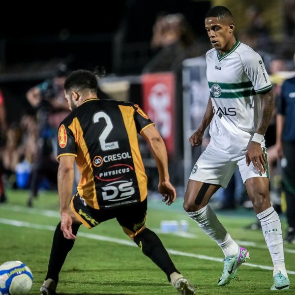 Faixa com críticas à diretoria do Coritiba marcaram a derrota diante do Sport, pela 3ª rodada da Série B 2024