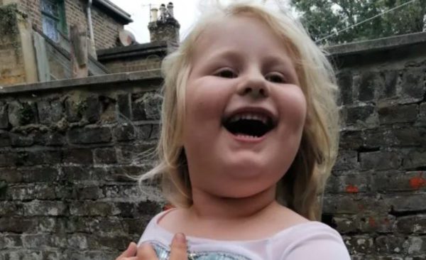 Menina de 7 anos morre eletrocutada ao pegar celular enquanto carregava