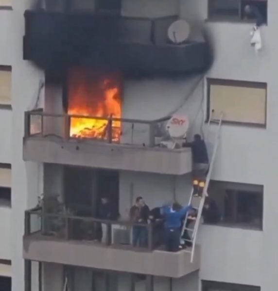 trabalho dos bombeiros em prédio em chamas ciudad del este